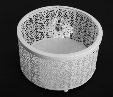 Kapaklı dekoratif cam yuvarlak kutu.