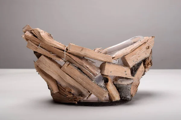 白い背景に隔離された木製の棒で作られた手作りの鍋 — ストック写真