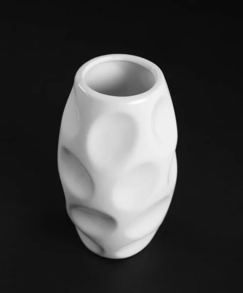 Beau Vase Porcelaine Blanche Sur Fond Noir — Photo