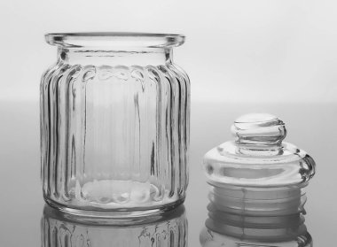 Kapaklı boş cam kavanoz