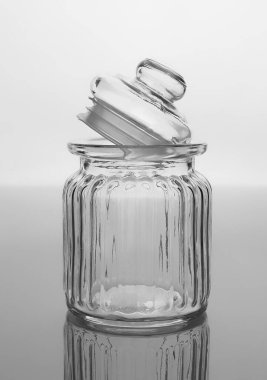 Tuz, şeker, baharat vs. içeren boş cam şişe.
