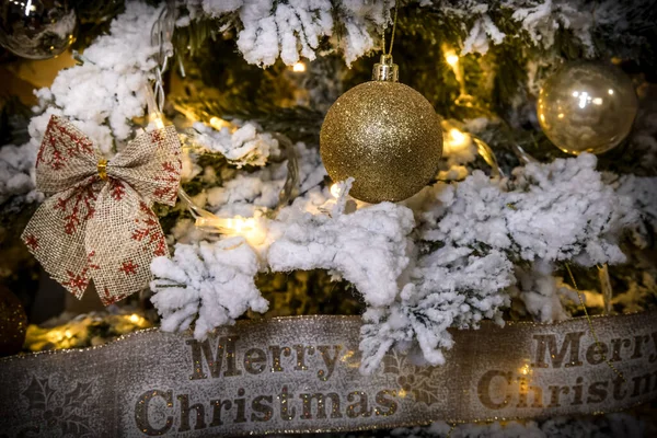 Decoração Natal Estúdio Fotografia Bela Árvore Natal Com Bolas Douradas — Fotografia de Stock