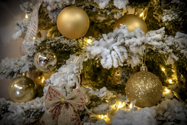 Decoração Natal Estúdio Fotografia Bela Árvore Natal Com Bolas Douradas — Fotografia de Stock