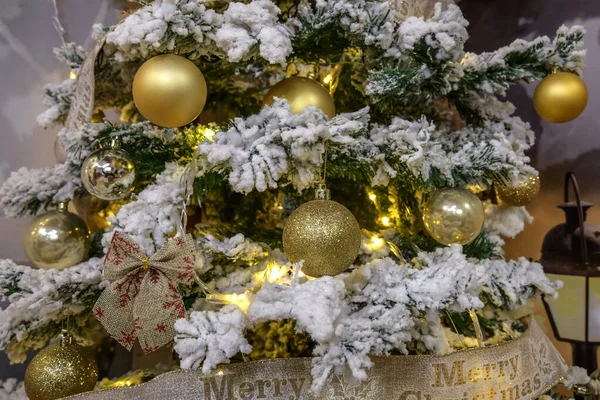 Decoração Natal Estúdio Fotografia Bela Árvore Natal Com Bolas Douradas — Fotografia de Stock