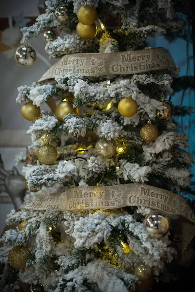 Karácsonyi Dekoráció Fotóstúdióban Gyönyörű Karácsonyfa Arany Golyókkal — Stock Fotó