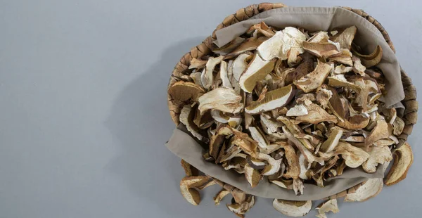 갈색의 버섯인 Boletus Edulis 사진입니다 버섯을 짚으로 바구니에 담아서 — 스톡 사진