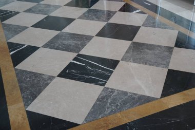 Yatak odasının dekorasyonu için gri granit döşemeler.