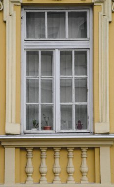 Terk edilmiş evdeki eski ahşap pencere. İtalya 'da geleneksel evlerin mimarisi