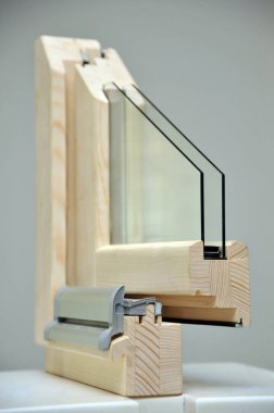 Kesilmiş tahta pencere profili, iki bardak ile.