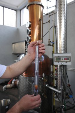 Adamın biri alkol ölçer. Çalışma konsepti