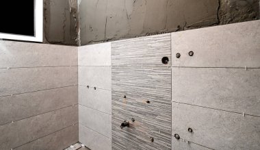 Banyoyu tamir et. Evdeki tamamlanmamış seramik kiremitlerin uzaylılarla yenilenmesi
