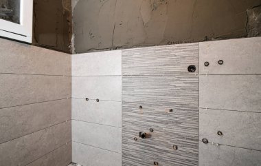 Banyoyu tamir et. Evdeki tamamlanmamış seramik kiremitlerin uzaylılarla yenilenmesi