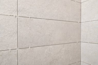 Banyoyu tamir et. Evdeki tamamlanmamış seramik kiremitlerin uzaylılarla yenilenmesi