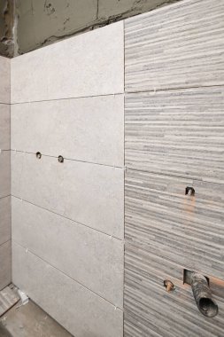 Banyoyu tamir et. Evdeki tamamlanmamış seramik kiremitlerin uzaylılarla yenilenmesi