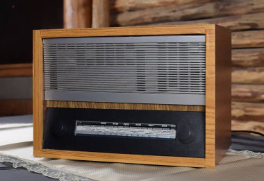 Masada eski bir radyo var..