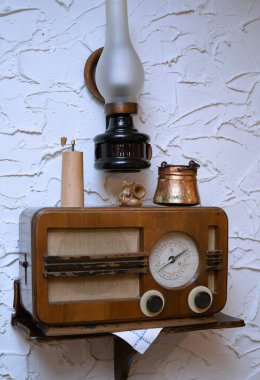 Masada eski bir radyo var..