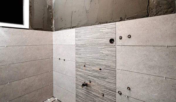 Banyoyu tamir et. Evdeki tamamlanmamış seramik kiremitlerin uzaylılarla yenilenmesi