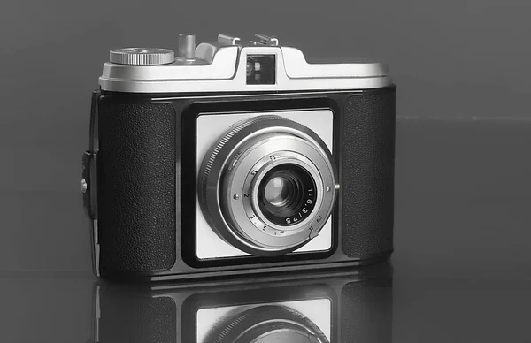 Starý Fotoaparát Retro Skleněném Stole — Stock fotografie