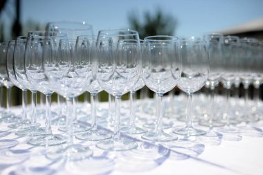 Boş şarap kadehleri servis için hazır.