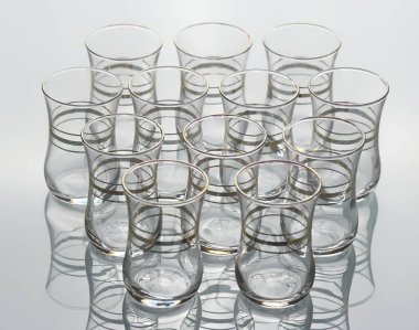 Beyaz arka planda izole edilmiş on iki boş çay fincanı seti.