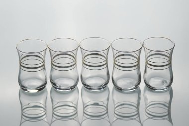 Beyaz arkaplanda izole edilmiş altı adet boş çay seti.