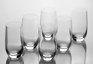 Beyaz arkaplanda izole edilmiş zarif boş bardaklar.