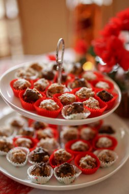 Farklı şekillerde ev yapımı çikolatalı kekler. Parlak jöle ve çikolata dekoru