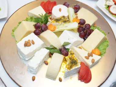 Lezzetli ve farklı peynirli yemek tepsisi. Çeşitli peynir çeşitleri