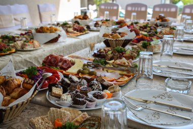 Masa servisi, çok lezzetli ve çeşitli yemekler, çatal bıçak seti. Özel düğün konsepti