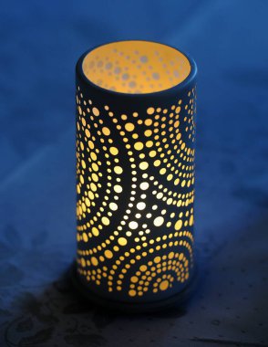 Şamdan geceleri ışık verir. Lüks dekoratif şamdan.