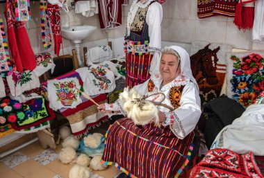 Eline yün ören yaşlı bir kadın. Soyu tükenmiş eski bir gemi.