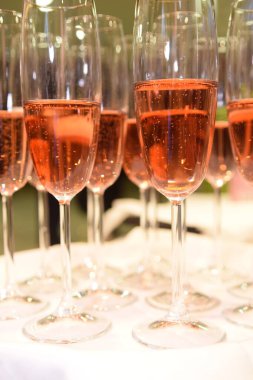 Şarap kadehleri servis için hazır.