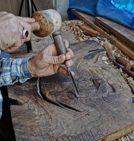 Scultura Legno Carver Con Scalpello Martello Abile Artigiano Che Lavora — Foto Stock