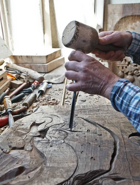 Rzeźbienie Drewnie Rzeźba Dłutem Młotkiem Zręczny Rzemieślnik Pracujący Desce Dekoracji — Zdjęcie stockowe