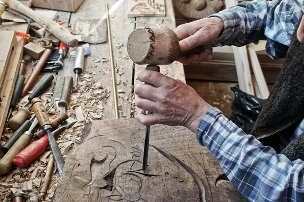 Tallado Madera Talla Con Cincel Martillo Hábil Artesano Trabajando Panel —  Fotos de Stock