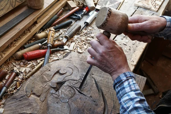 Scultura Legno Carver Con Scalpello Martello Abile Artigiano Che Lavora — Foto Stock