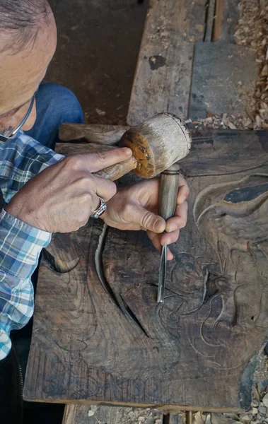 Scultura Legno Carver Con Scalpello Martello Abile Artigiano Che Lavora — Foto Stock