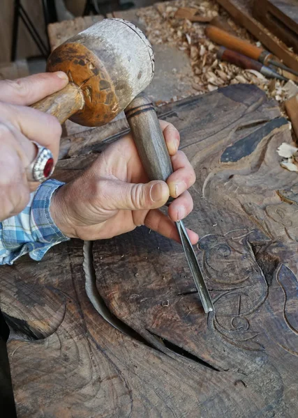 Wood Carving Carver Chisel Hammer Skillful Craftsman Working Panel Wood — Stock Photo, Image