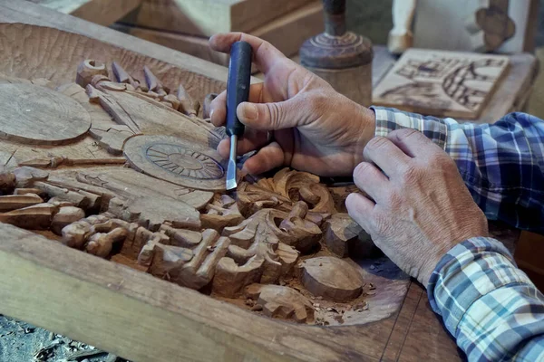 Scultura Legno Carver Con Scalpello Abile Artigiano Che Lavora Pannello — Foto Stock