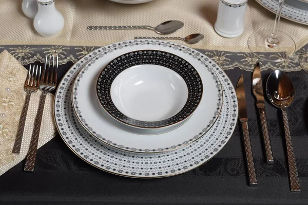 Witte Luxe Sets Van Porseleinen Schaaltjes Houten Tafel — Stockfoto