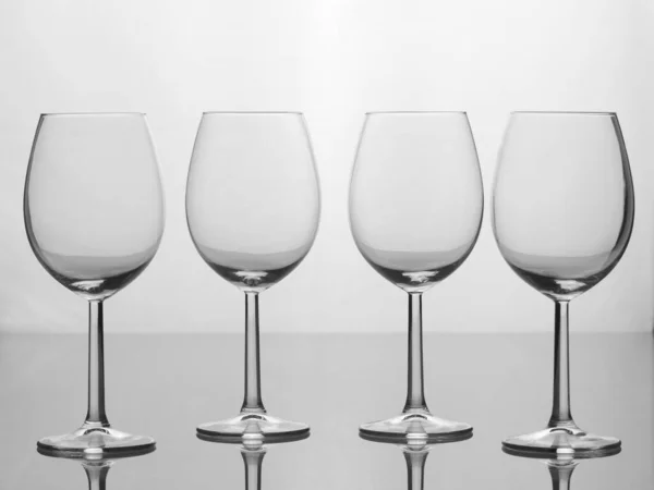 Quatre Verres Vin Vides Isolés Sur Fond Blanc — Photo