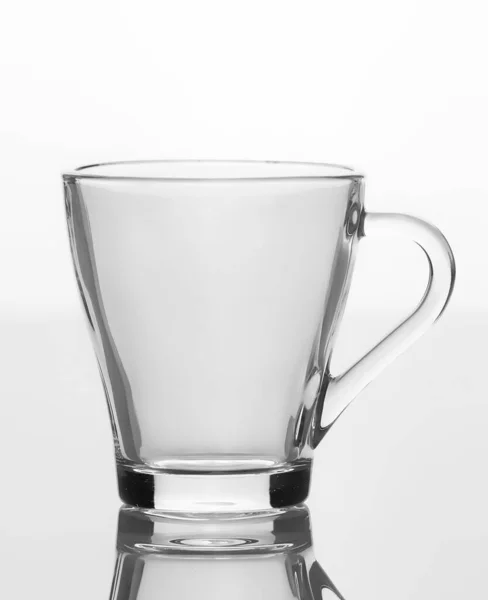 白い背景に隔離されたハンドルとお茶の空のカップ — ストック写真