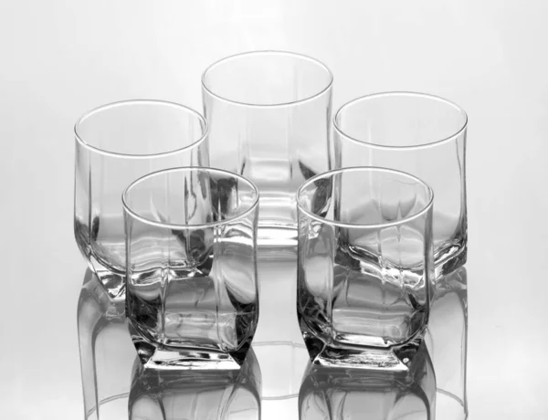 Ensemble Cinq Verres Vides Isolés Sur Fond Blanc — Photo