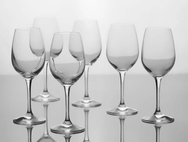 Σύνολο Έξι Άδεια Ποτήρια Κρασιού Απομονωμένα Λευκό Φόντο — Φωτογραφία Αρχείου