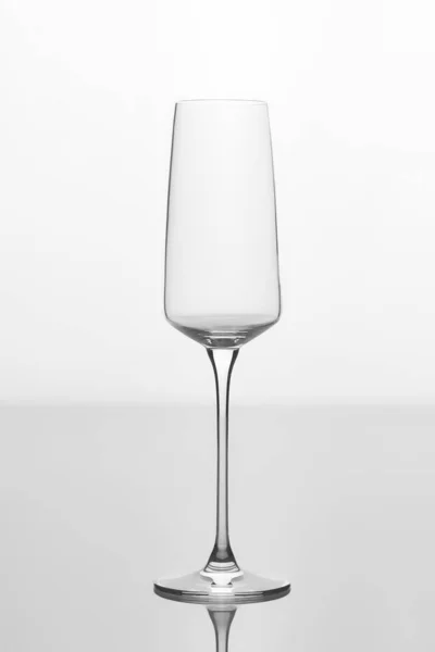 Leeres Weinglas Isoliert Auf Weißem Hintergrund — Stockfoto