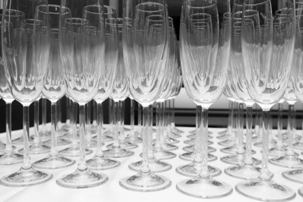Κενά Ποτήρια Κρασιού Στο Τραπέζι Έτοιμα Για Σερβίρισμα — Φωτογραφία Αρχείου