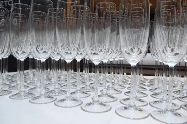 Bicchieri Vino Vuoti Sul Tavolo Pronti Servire — Foto Stock