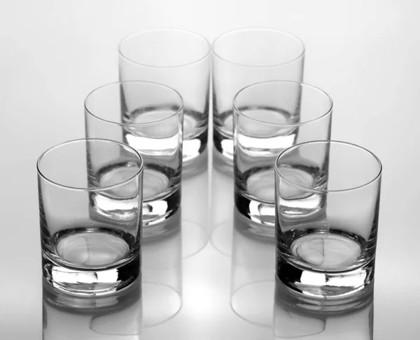 Set Six Verres Vides Pour Arrosoir Isolé Sur Fond Blanc — Photo