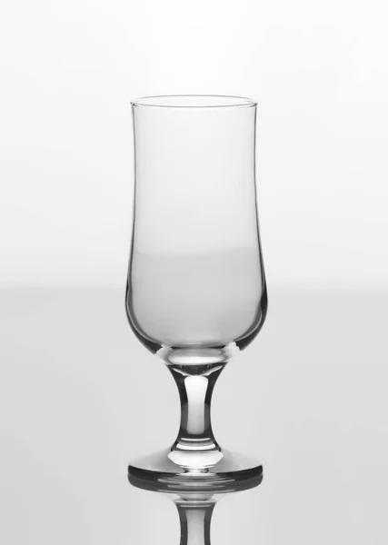 Élégant Verre Vide Isolé Sur Fond Blanc — Photo