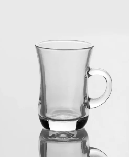 白い背景に隔離されたハンドルとお茶の空のカップ — ストック写真